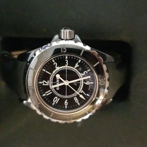 Chanel Iconic J12 Quartz 33mm watch - Picture 4 of 16